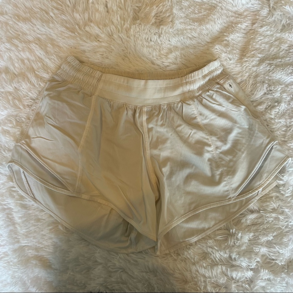 Lululemon Hotty Hot Shorts (4’ Length) White, Size 6 Tall